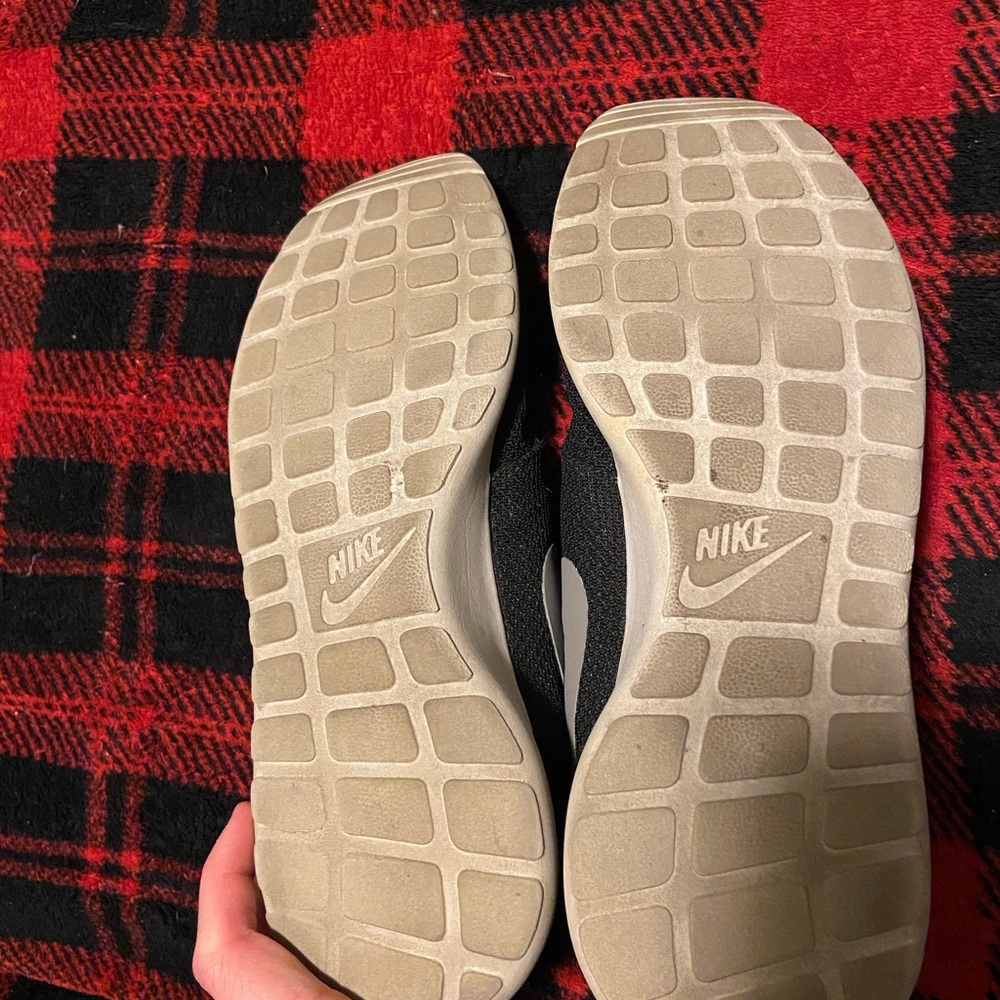 Size 11 Nike Roshe shoes - Picture 3 of 4